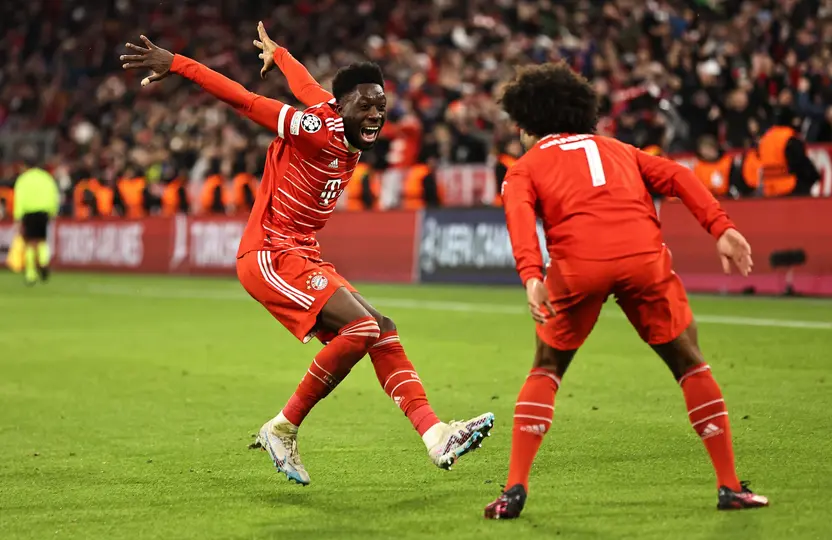 Alphonso Davies en celebración de gol con Bayern Munich en la Champions League 2022-23 | AP