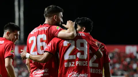 Paulinho en festejo de gol con Díaz Price | IMAGO7