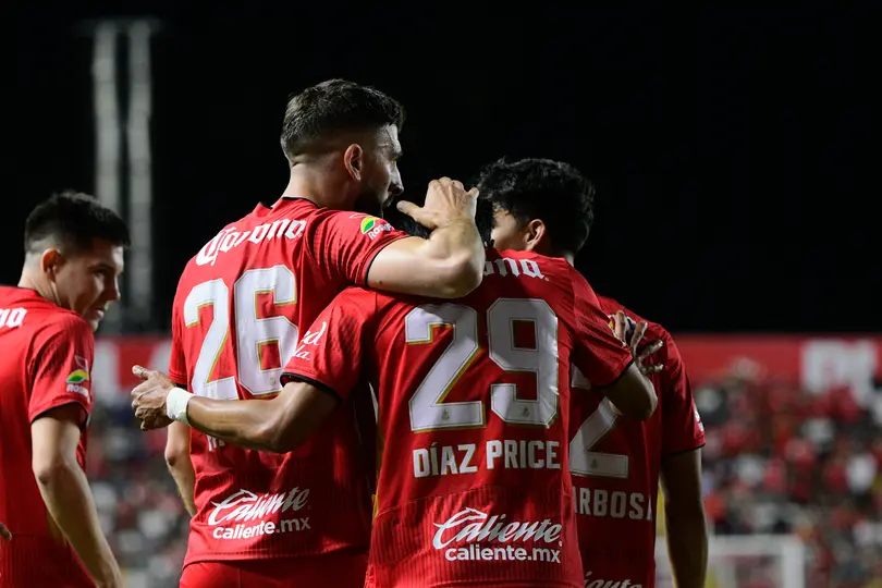Paulinho en festejo de gol con Díaz Price | IMAGO7