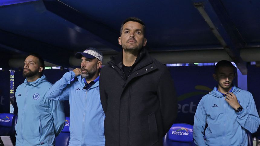 Nicolás Larcamón en el banquillo durante el partido de Cruz Azul ante Chivas en la Jornada 7 del Clausura 2026 | IMAGO 7