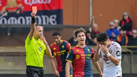 Emirhan Ilkhan recibe la tarjeta roja en el partido entre Genoa y Torino en la Serie A | AP
