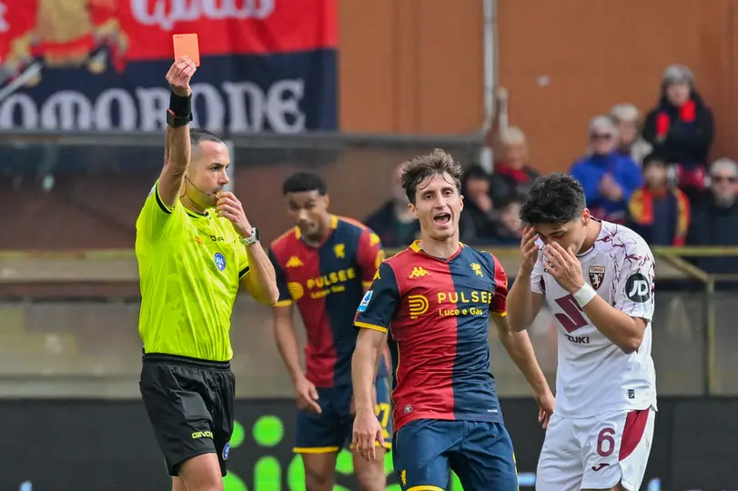 Emirhan Ilkhan recibe la tarjeta roja en el partido entre Genoa y Torino en la Serie A | AP