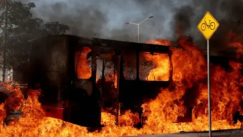 En Jalisco y otros estados hubo narcobloqueos e incendios desde la mañana de este domingo/AFP