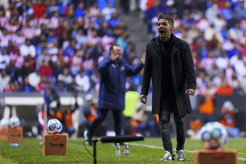 Nicolás Larcamón durante el partido entre Cruz Azul y Chivas | IMAGO 7