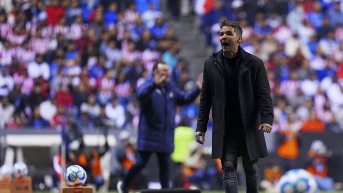 Nicolás Larcamón durante el partido entre Cruz Azul y Chivas | IMAGO 7