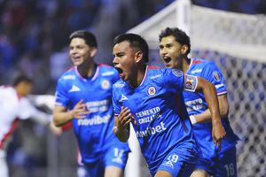 Cruz Azul vence a las Chivas y frena marca perfecta rojiblanca