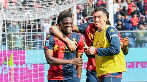 Caleb Ekuban celebra con sus compañeros tras marcar ante Torino | AP
