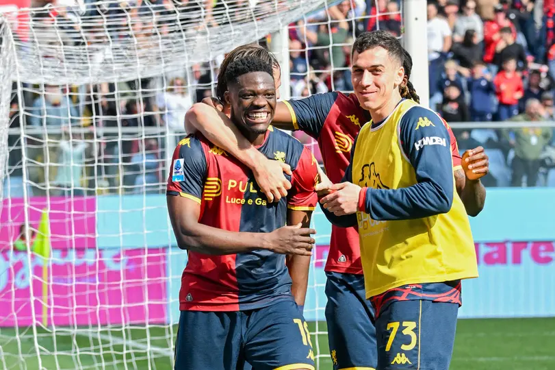 Caleb Ekuban celebra con sus compañeros tras marcar ante Torino | AP
