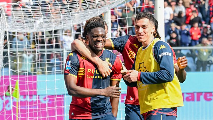 Caleb Ekuban celebra con sus compañeros tras marcar ante Torino | AP