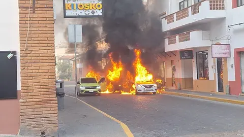 Autos y camiones fueron incendiados para armar bloqueos y causar pánico en la ciudadanía / Especial