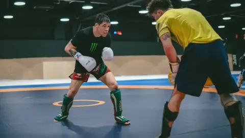 Brandon Moreno en entrenamiento I IG:@theassassinbaby