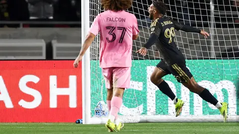 Denis Bouanga celebra su gol ante Miami | AP