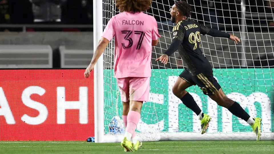 Denis Bouanga celebra su gol ante Miami | AP