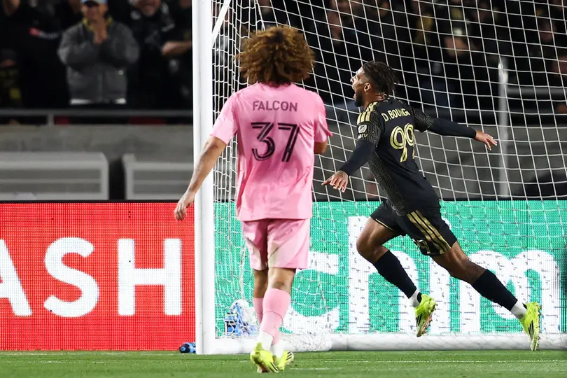 Denis Bouanga celebra su gol ante Miami | AP