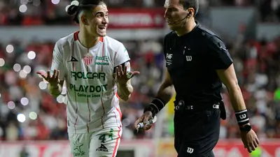 ¿Ayudas al Toluca? Marcel Ruiz protagoniza codazo y árbitro se guarda la tarjeta roja