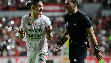 ¿Ayudas al Toluca? Marcel Ruiz protagoniza codazo y árbitro se guarda la tarjeta roja
