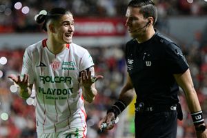 ¿Ayudas al Toluca? Marcel Ruiz protagoniza codazo y árbitro se guarda la tarjeta roja