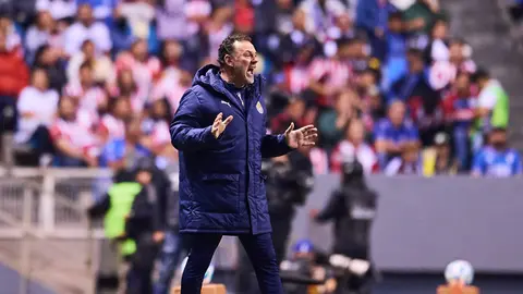Gabriel Milito, entrenador de Chivas, durante el juego ante Cruz Azul | MEXSPORT