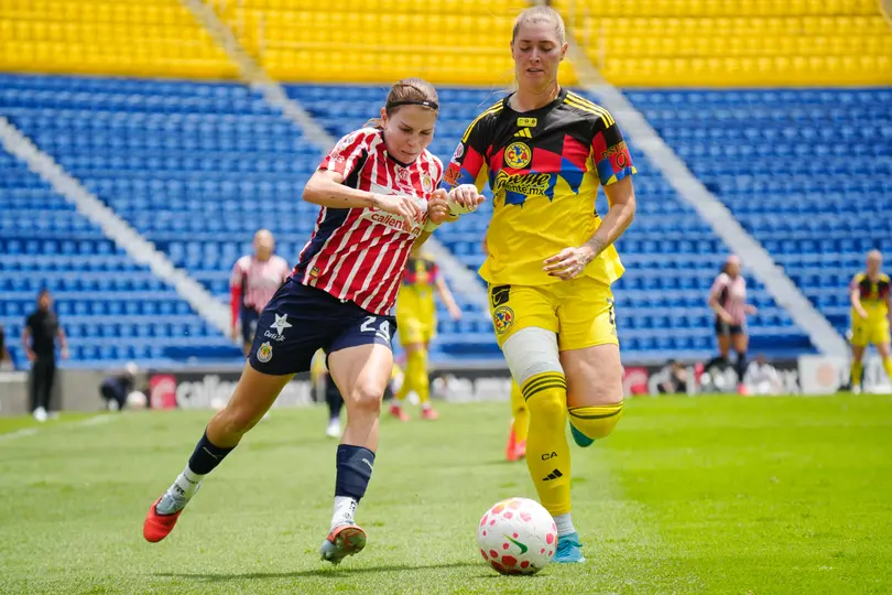 Alicia Cervantes y Jordan Brewster en el Clásico Nacional Femenil I IMAGO7