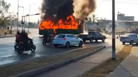 Tras el operativo en el que fue abatido “El Mencho”, se registraron bloqueos y quema de vehículos en varios estados./ X