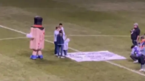 Pareja feliz tras propuesta de matrimonio en el Cruz Azul vs Chivas l CAPTURA