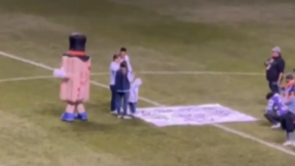 Pareja feliz tras propuesta de matrimonio en el Cruz Azul vs Chivas l CAPTURA