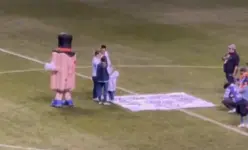 Pareja feliz tras propuesta de matrimonio en el Cruz Azul vs Chivas l CAPTURA