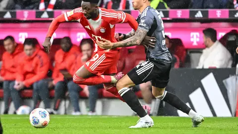 Alphonso Davies durante el partido contra Frankfurt en la Bundesliga | AP