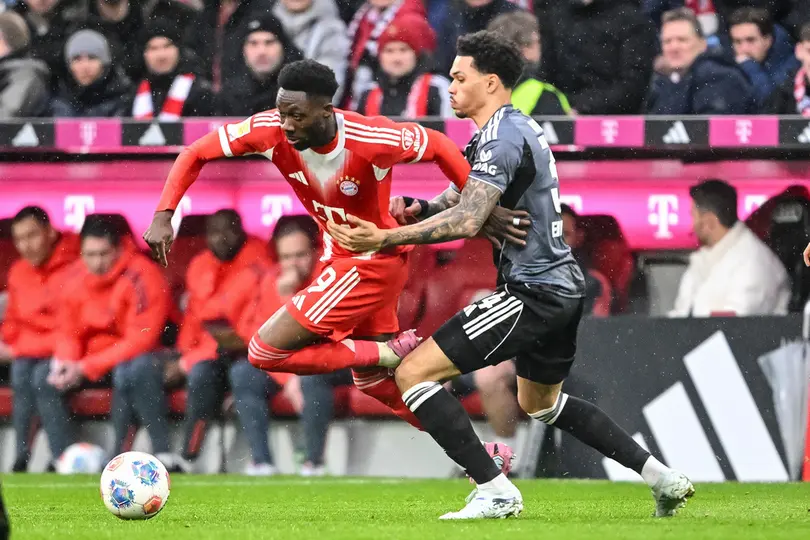 Alphonso Davies durante el partido contra Frankfurt en la Bundesliga | AP
