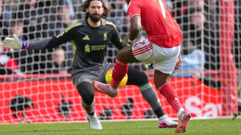 Allison Becker atajando el disparo de Callum Hudson-Odoi I AP