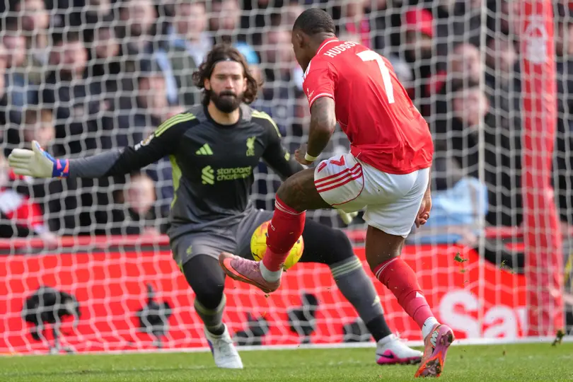 Allison Becker atajando el disparo de Callum Hudson-Odoi I AP