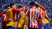 Jugadores de Chivas festejan el gol de Ángel Sepúlveda ante Cruz Azul | IMAGO 7