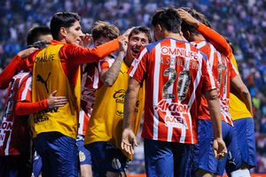 Jugadores de Chivas festejan el gol de Ángel Sepúlveda ante Cruz Azul | IMAGO 7