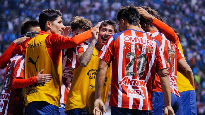 Jugadores de Chivas festejan el gol de Ángel Sepúlveda ante Cruz Azul | IMAGO 7