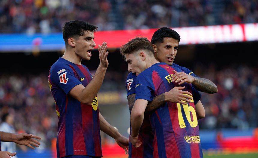 Jugadores de Barcelona felicitan a Fermín López por su gol ante Levante | AP