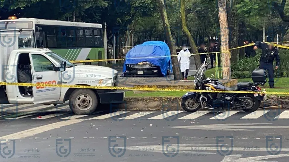 Tres personas murieron en el atentado, entre ellas dos escoltas y una civil que se encontraba en la zona. Fiscalía