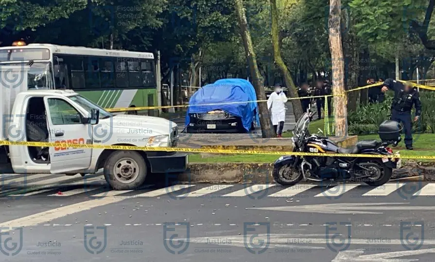 Tres personas murieron en el atentado, entre ellas dos escoltas y una civil que se encontraba en la zona. Fiscalía