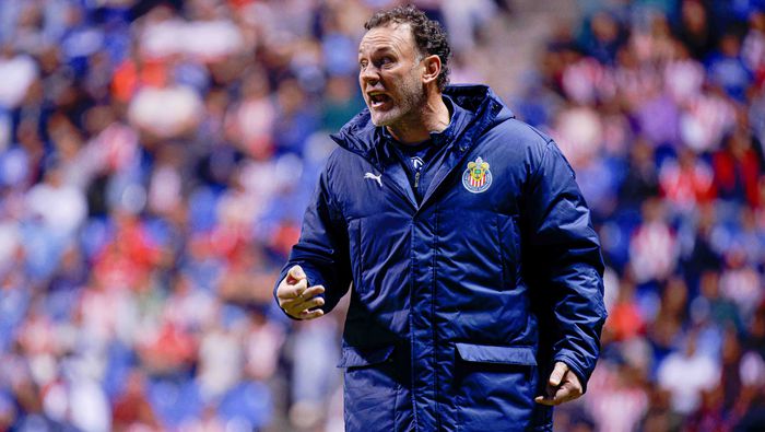 Gabriel Milito durante el partido de Cruz Azul ante Chivas | IMAGO 7