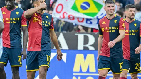 Jugadores de Genoa celebran en el partido contra Torino | AP
