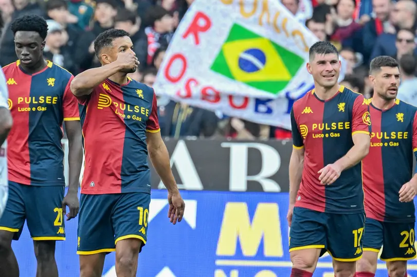 Jugadores de Genoa celebran en el partido contra Torino | AP
