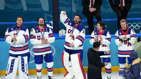 Auston Matthews Martínez celebrando la medalla de oro con Estados Unidos | AP