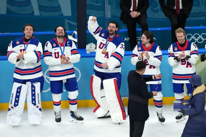 Auston Matthews Martínez celebrando la medalla de oro con Estados Unidos | AP