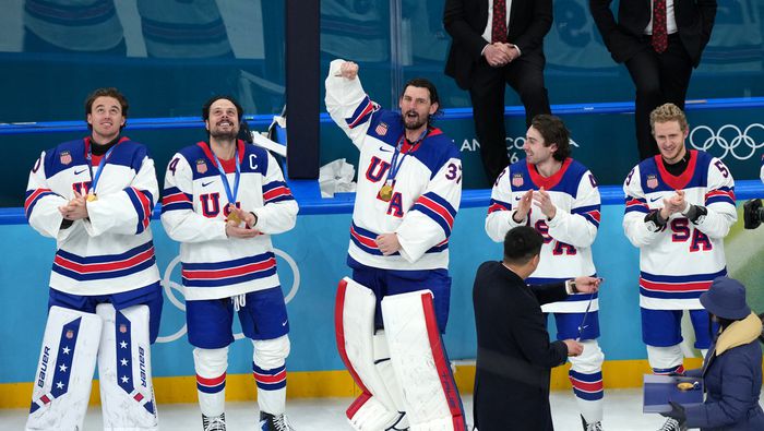 Auston Matthews Martínez celebrando la medalla de oro con Estados Unidos | AP
