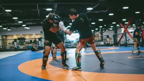 Entrenamiento de Brandon Moreno I IG:@@theassassinbaby