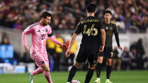 Messi se enfrenta a Stephen Eustaquio durante el partido entre LAFC e Inter | AP