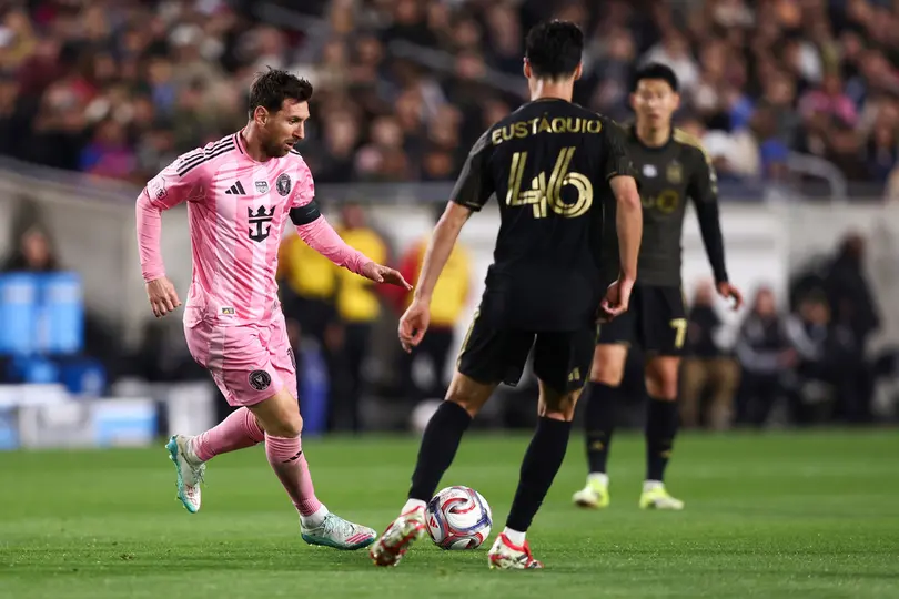 Messi se enfrenta a Stephen Eustaquio durante el partido entre LAFC e Inter | AP