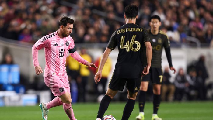 Messi se enfrenta a Stephen Eustaquio durante el partido entre LAFC e Inter | AP