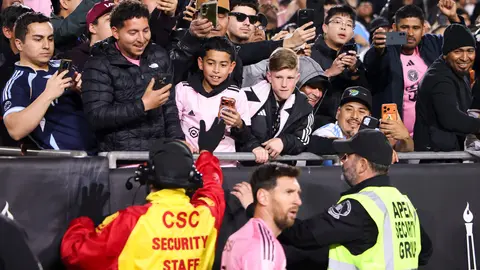 Los aficionados en el Memorial Coliseum buscan una foto de Messi durante el partido entre LAFC e Inter | AP