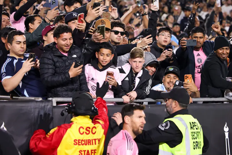 Los aficionados en el Memorial Coliseum buscan una foto de Messi durante el partido entre LAFC e Inter | AP
