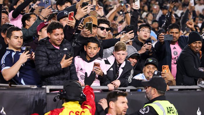 Los aficionados en el Memorial Coliseum buscan una foto de Messi durante el partido entre LAFC e Inter | AP